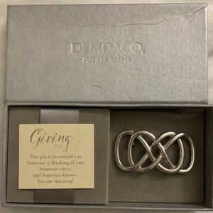 💝BOGO- Pretty Brooch